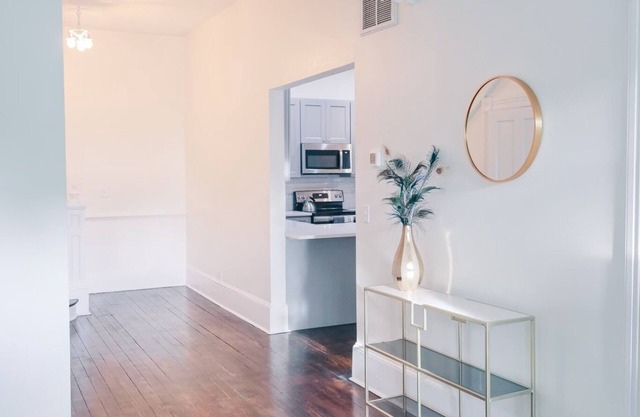 Art Deco Style 2BR home- 5 min walk to Downtown