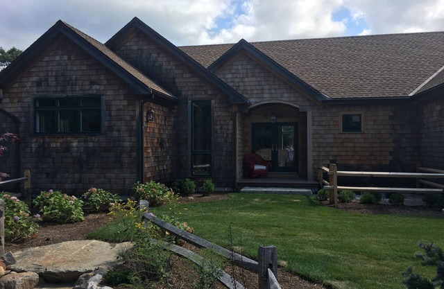Art house. Huge yard. Great kitchen great location. Lrg grill and AC in W Tis