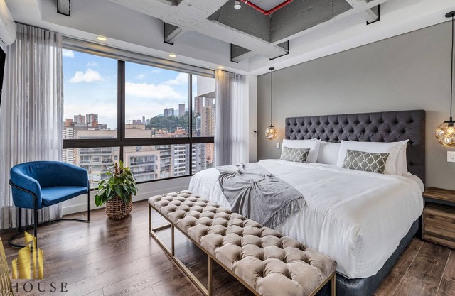 ART LIVING 2002 Deluxe apt/3 BD/3.5bath/jacuzzi/pool/gym/balcony