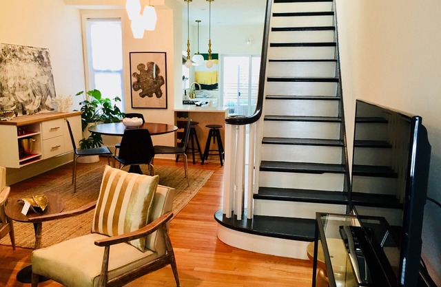 Art Museum Gem: 2 story townhome