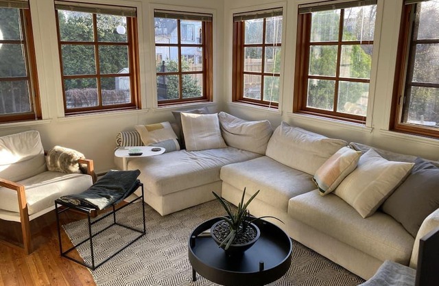ARTHOUSE: Village Center with hot tub & fire place