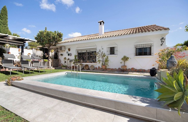 Artistic Holiday Home in Prime Location "A Garden to Relax"