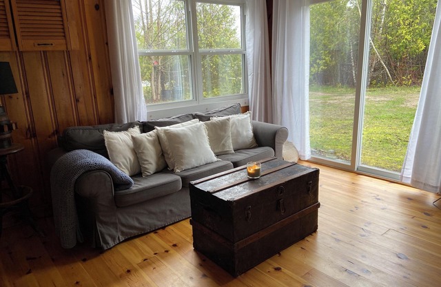 Artist's Lakehouse - Cozy Private Cottage by Lake Huron - Sleeps up to 5 people