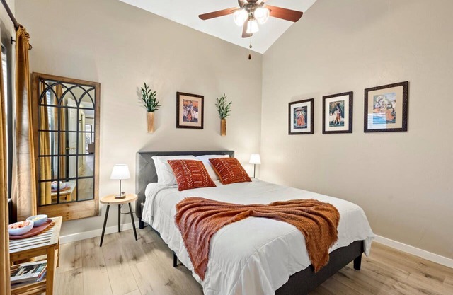 Artist's Tower Townhome 🎨 2BR w Loft & Study