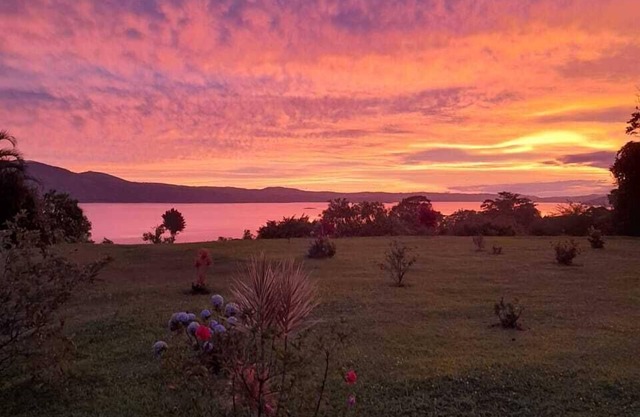 Artistic Bungalow with Amazing Lake Arenal Views