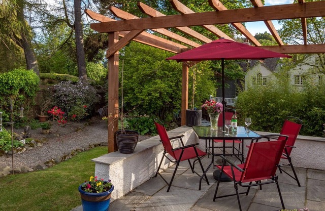 ARTISTS HIDEAWAY, pet friendly, with open fire in Portinscale