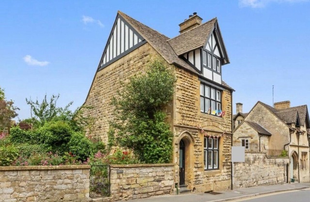 Arts and Crafts Cotswold stone house in the centre of Winchcombe