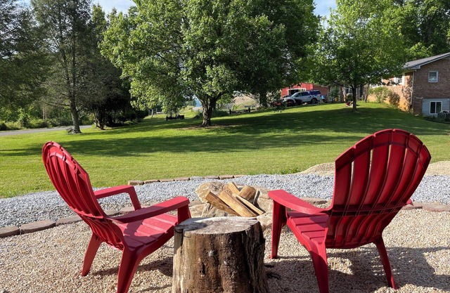 Artsy Farmhouse Retreat TN countryside near Jonesborough - pet friendly