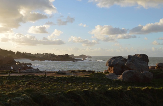 Arty, self-contained accomodation on "la cote de granit rose" 800m from the Breton sea