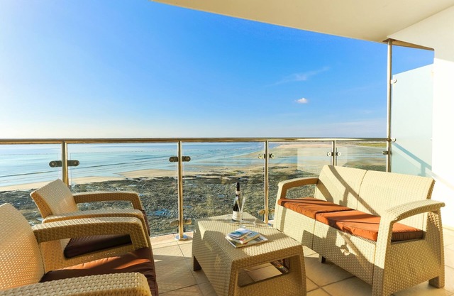 AS SEEN ON TV! Headlands Luxury Beachside Apartment