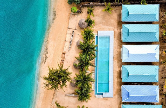 Asante Sana Beach Cottages - Deluxe Beachfront Cottage