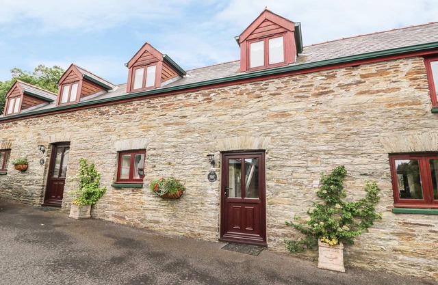 ASH COTTAGE, pet friendly, with hot tub in Newcastle Emlyn