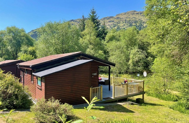 Ash Lodge – Romantic Log Cabin, with Hot Tub, Sleeps 2