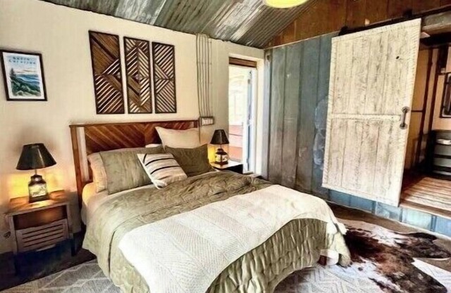 Asheville Getaway for Two- Hot Tub, Big Shower & Peaceful Backyard. Pets welcome