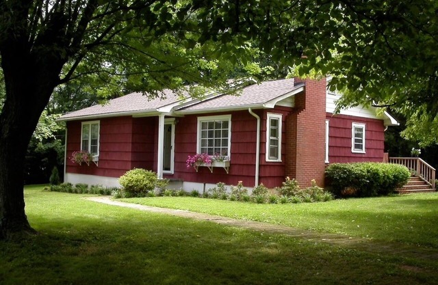 Asheville Stay-cation - Clean, Big yard, Hot tub, Dogs OK