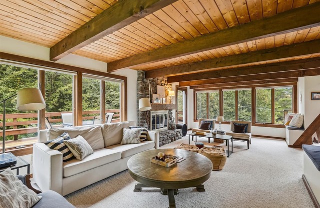 Ashwood Chalet: 3 br, pool table, fireplace, deck & balcony, in Stowe Hollow