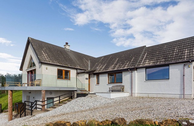 ASKIVAL, family friendly, character holiday cottage in Elgol