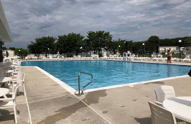 Assateague Pointe 2 br/1 ba 2 outdoor pools -in WOC.