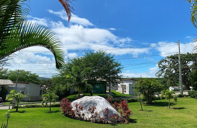 At 5 min. from downtown! House in a gated community in Gravatá.