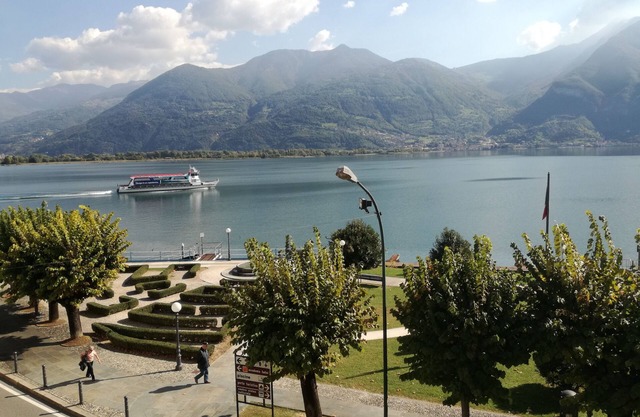 At 50 meters from the lake, close to all the activities, shops, the historic center.