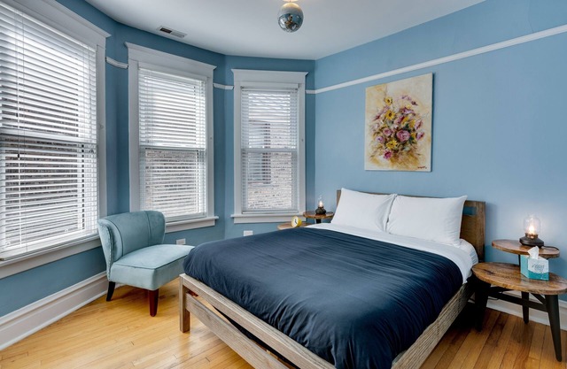 At Home in Andersonville - Close to Foster Beach and the Red Line by AllSet Turnover