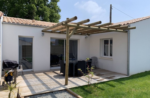 At the foot of the Ile d'Oléron bridge quiet villa not overlooked private parking