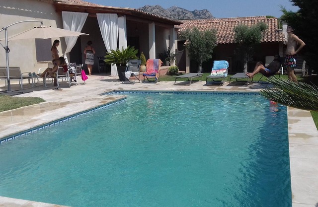 At the foot of the Alpilles mountains with direct access to the massif