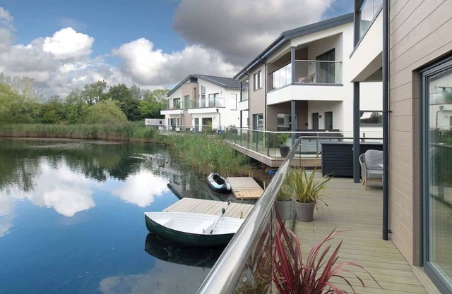 At Waters Edge | Lakehouse, Hot Tub + Rowing Boat