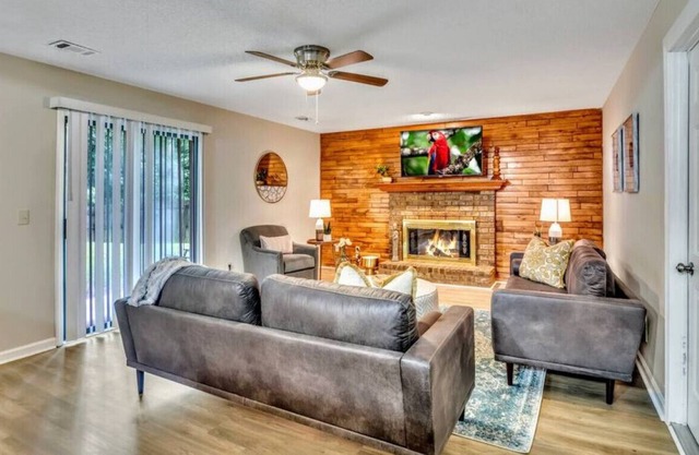 ATH Winsburg Drive · Sleeps8-3BR-Pet Friendly - Fenced