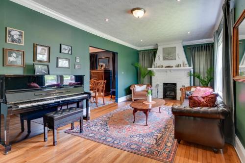Atlanta Home with Deck 6 Mi to Downtown!