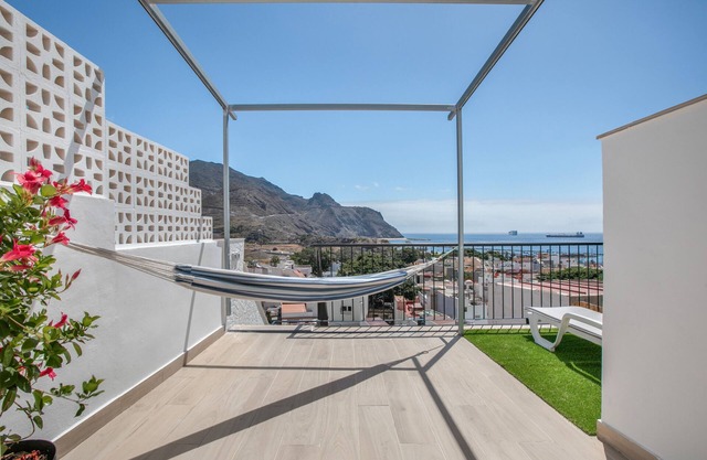 Atlantic Sunrise Vacation with Sea Views, Wi-Fi and Air Conditioning