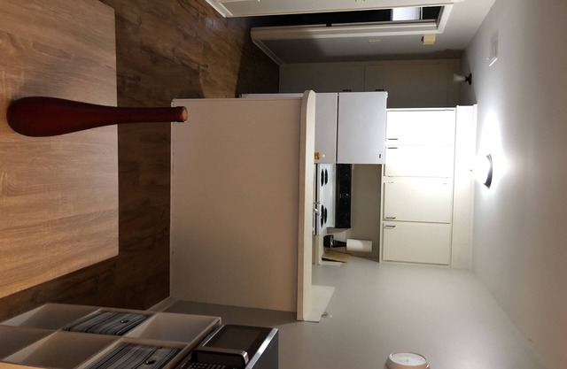 Attention traveling professionals! 1BR/1BA 30-day minimum rental