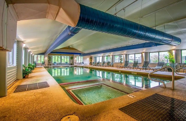 Attitash, 2nd floor condo, 1 bed w/sleep sofa!