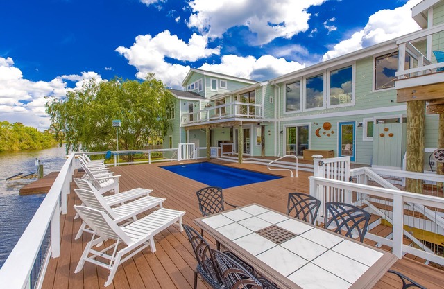 Attractive canal-front home w/private pool, WiFi, washer/dryer, central AC, deck