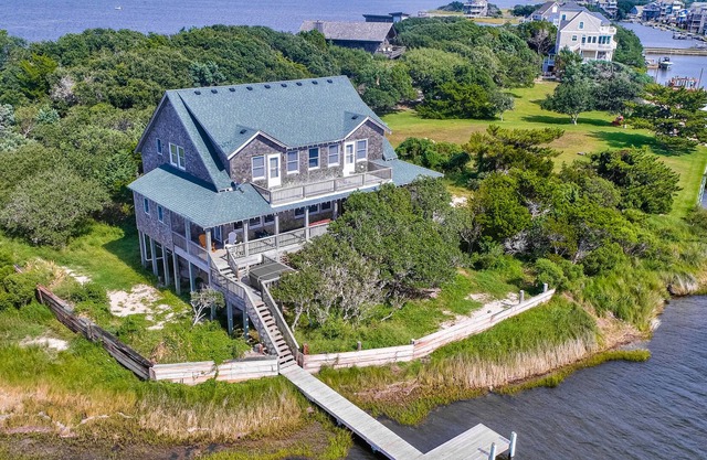 Attractive sound-front house w/private washer/dryer, WiFi, central AC, balcony