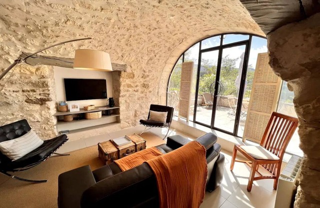 Atypical apartment with large terrace overlooking the Luberon