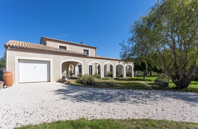 Au petit Bonheur Bed and breakfast with shared pool.