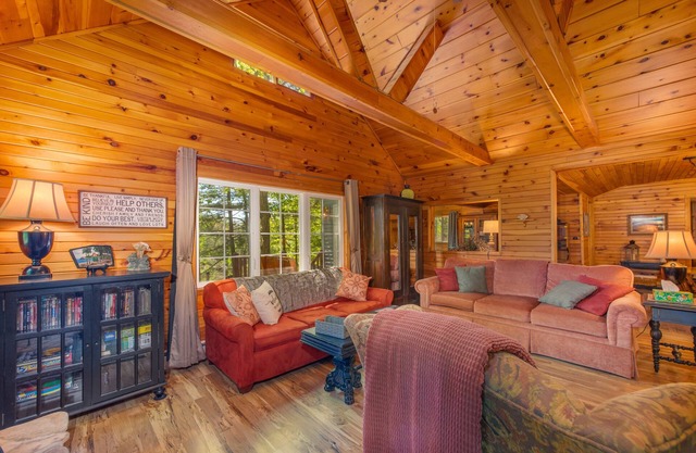 Au Train Riverfront Cottage - Peaceful and Clean! 3BR + Loft. Guest Favorite!