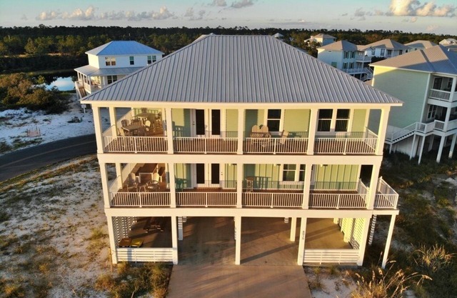 August Discounted! Upscale home w/pools, tennis & views