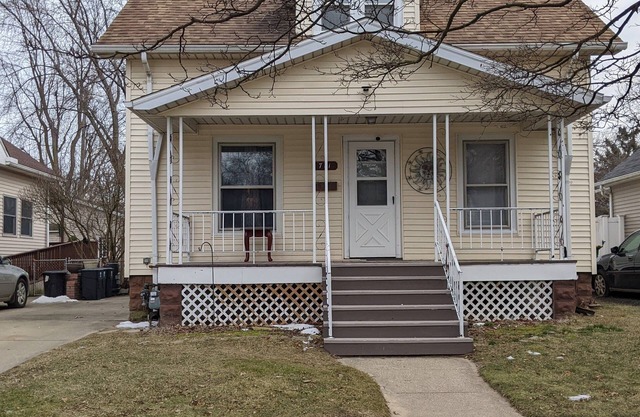 Aunt Rose's 3 BR sleeps 6 adults and 6 kids, 2 per bed.