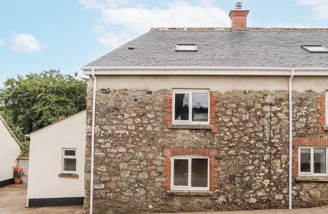 AUNTY JUNES COTTAGE, pet friendly, with a garden in Whiddon Down