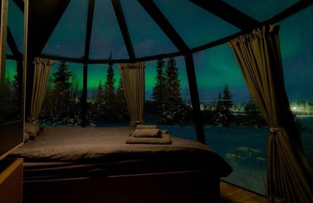 Aurora RiverCamp Glass Igloos and Cabins