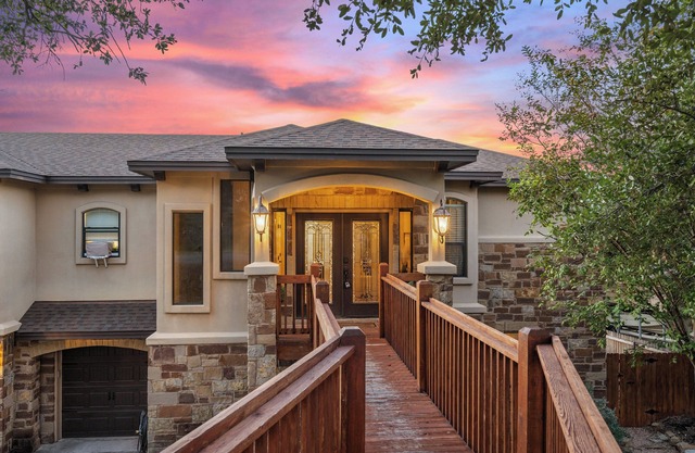 Austin Area Serene Resort Home, Heated Pool, Hot Tub
