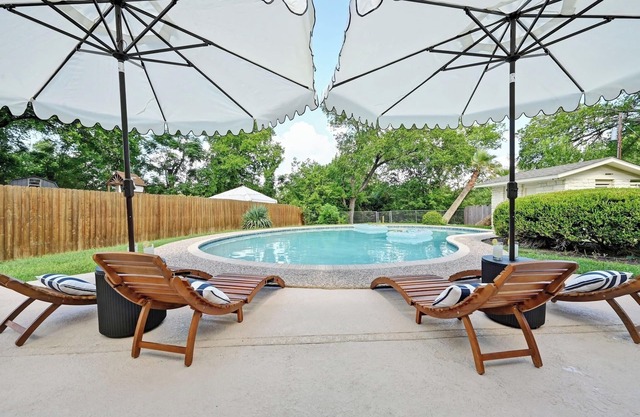 Austin Music Retreat - Spacious 5BR home w/private pool & game room near Austin