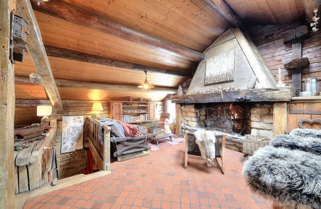 Authentic, warm, luxurious chalet, swimming pool, jacuzzi, sauna and fireplace