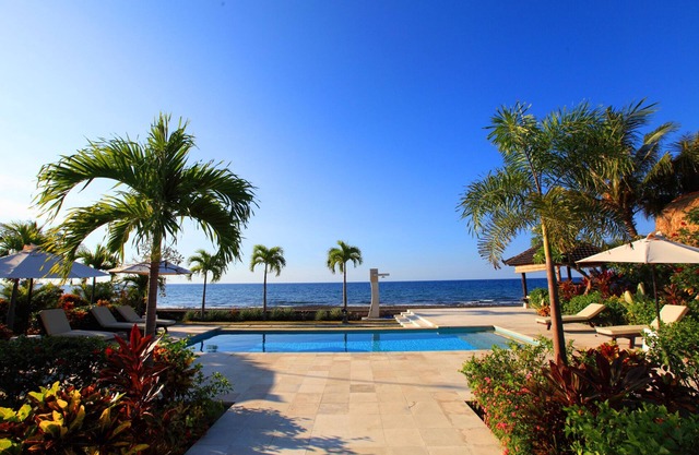 Authentic Beachvilla with cook, private pool, staff and lush tropical garden