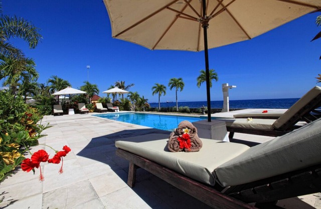 Authentic Beachvilla with cook, private pool, staff and lush tropical garden