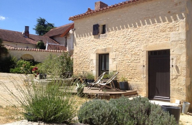 Authentic cottage with fireplace, terrace, and WiFi in Charente