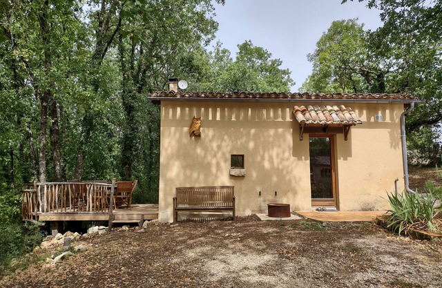 Authentic gîte with shared pool in the middle of nature.