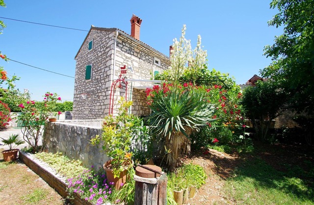 Authentic Istrian house with beautiful garden in village Rakalj